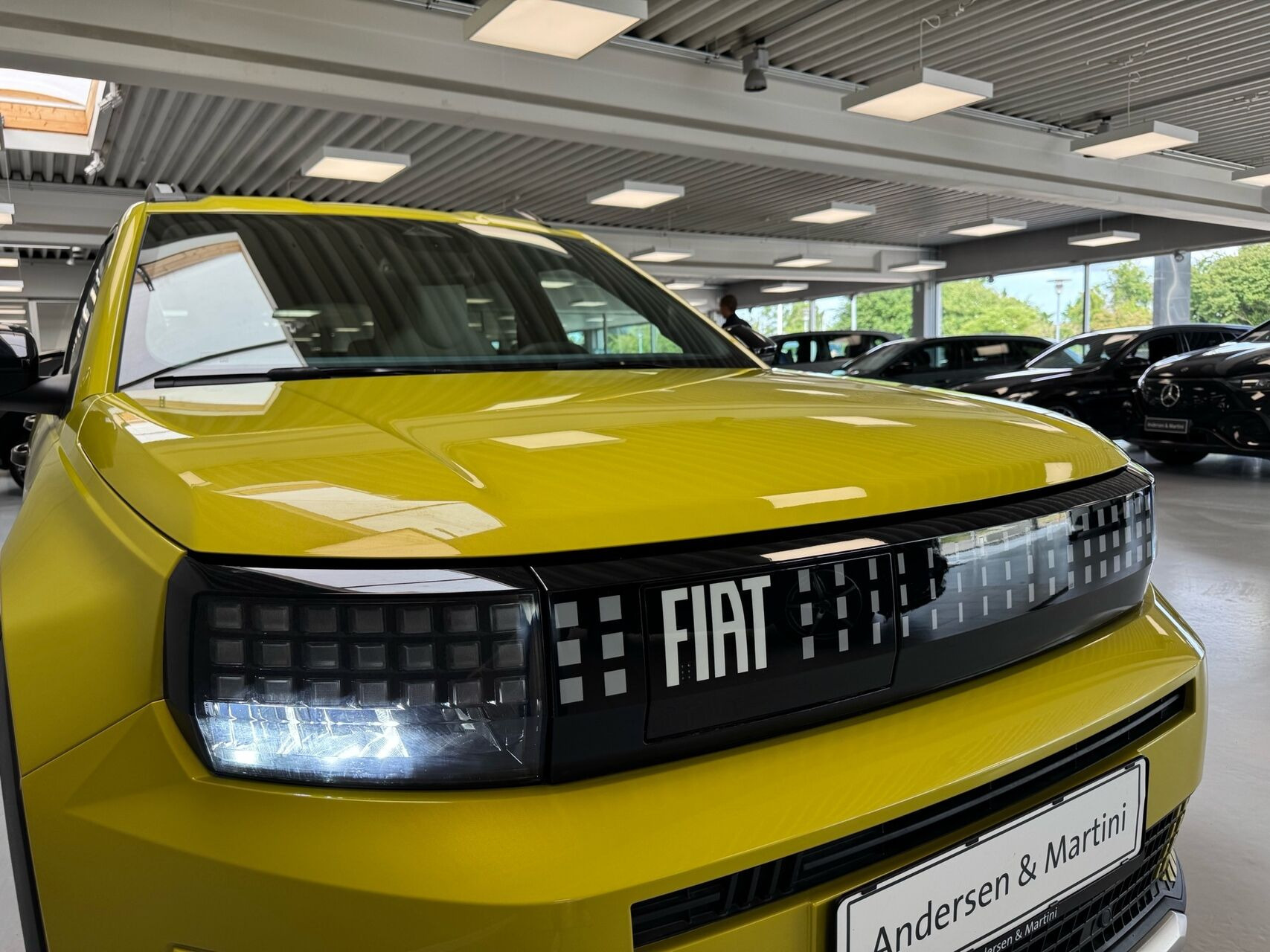 Gul Fiat Grande Panda fra 2025 set udefra