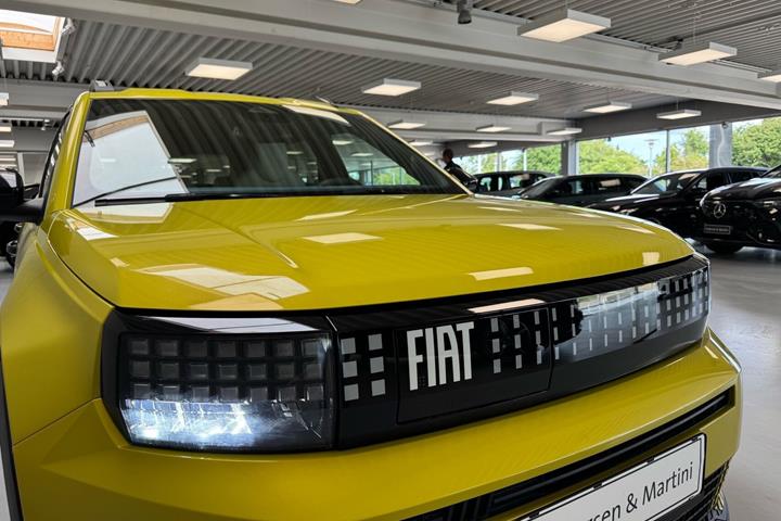 Gul Fiat Grande Panda fra 2025 set udefra