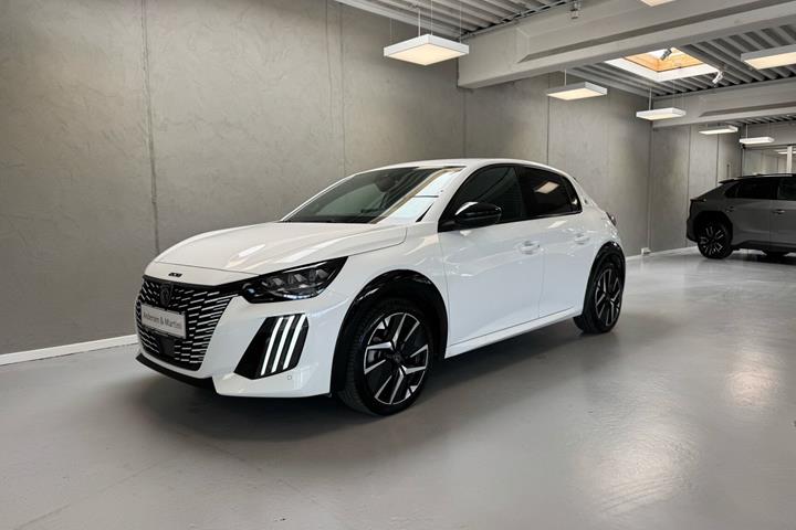 Hvid Peugeot e-208 fra 2025 set udefra