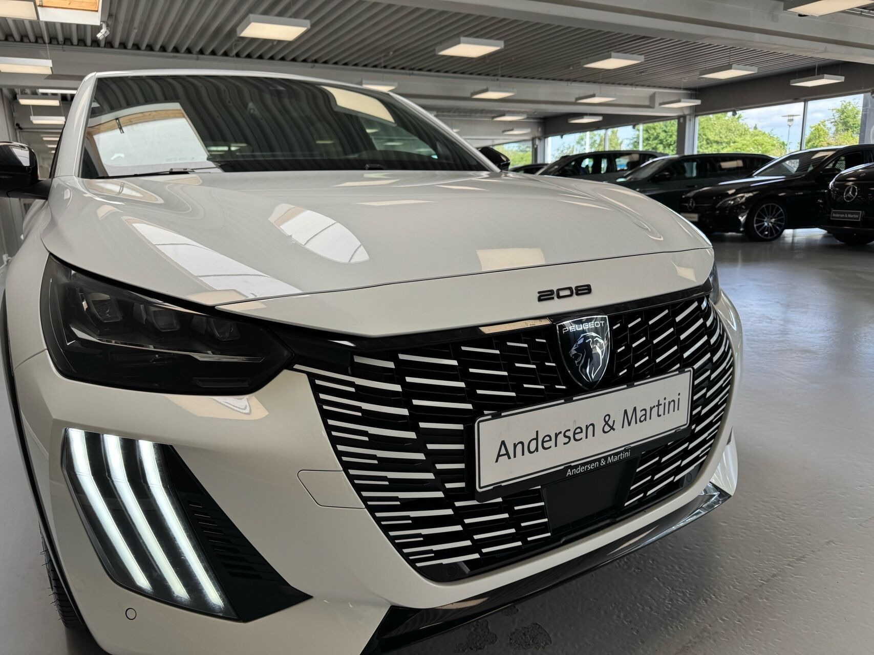 Hvid Peugeot e-208 fra 2025