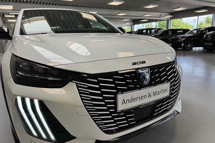 Hvid Peugeot e-208 fra 2025