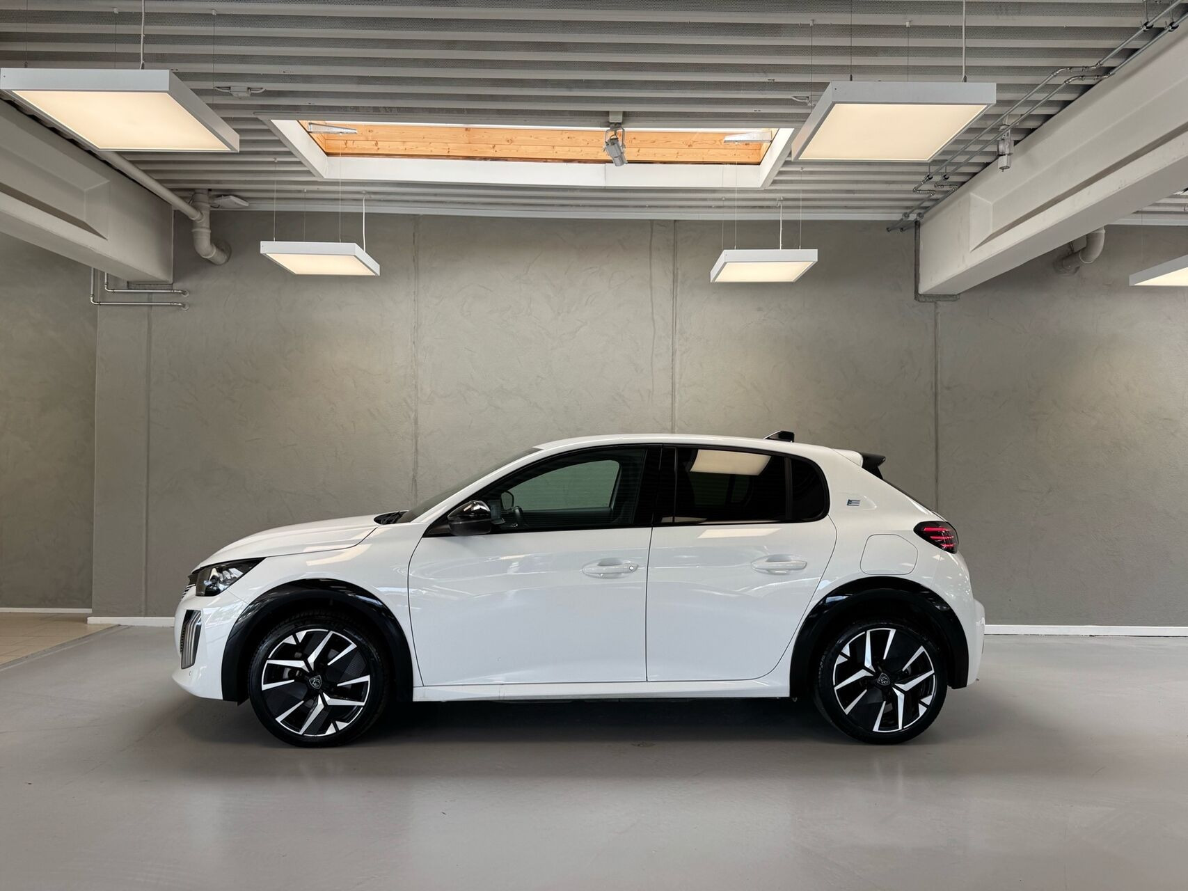 Hvid Peugeot e-208 fra 2025