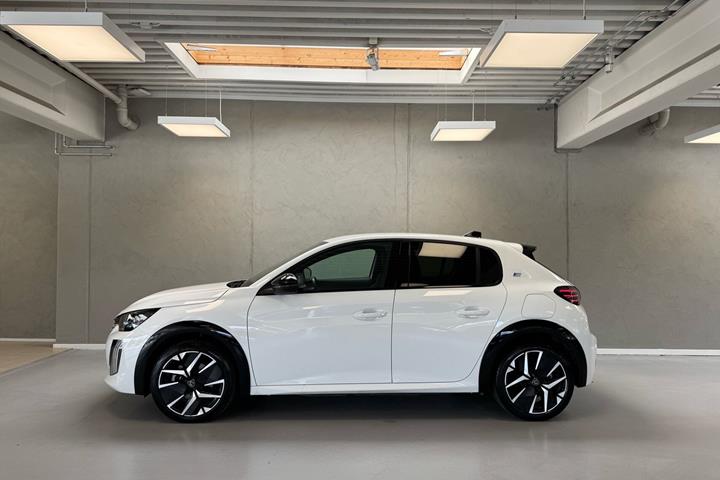 Hvid Peugeot e-208 fra 2025