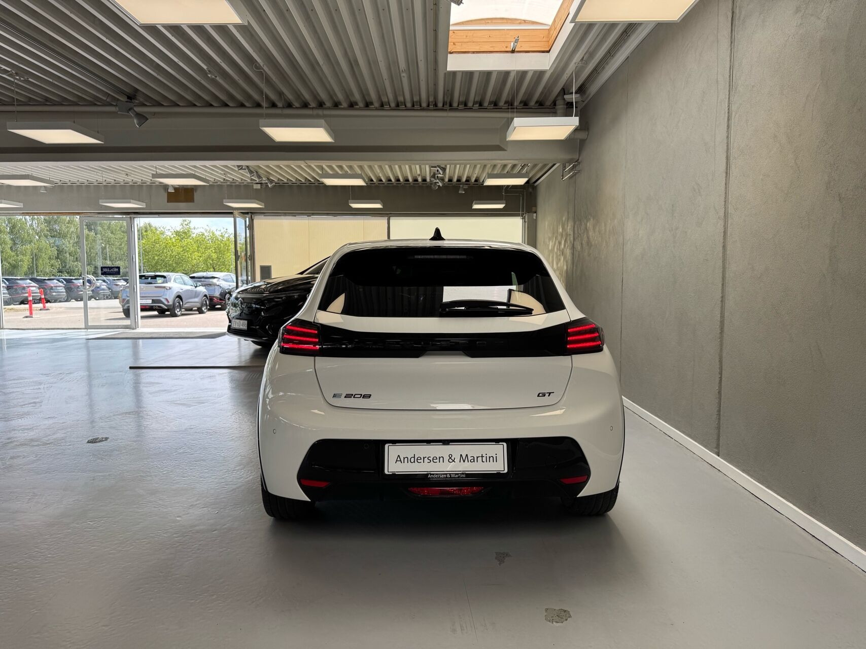 Hvid Peugeot e-208 fra 2025
