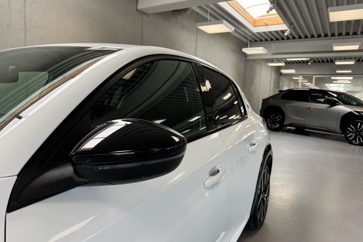 Hvid Peugeot e-208 fra 2025