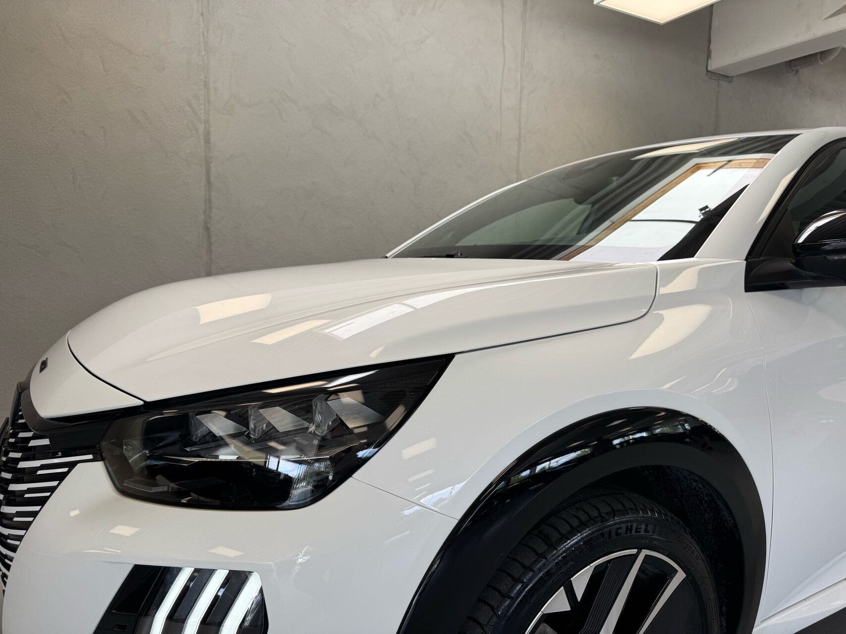 Hvid Peugeot e-208 fra 2025