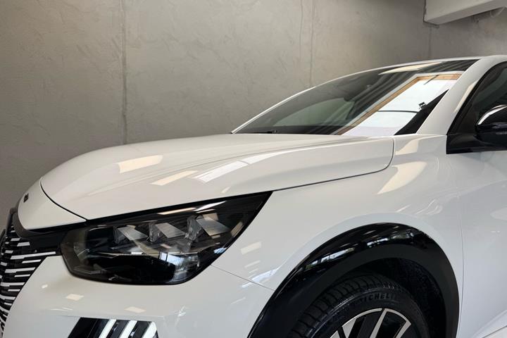 Hvid Peugeot e-208 fra 2025