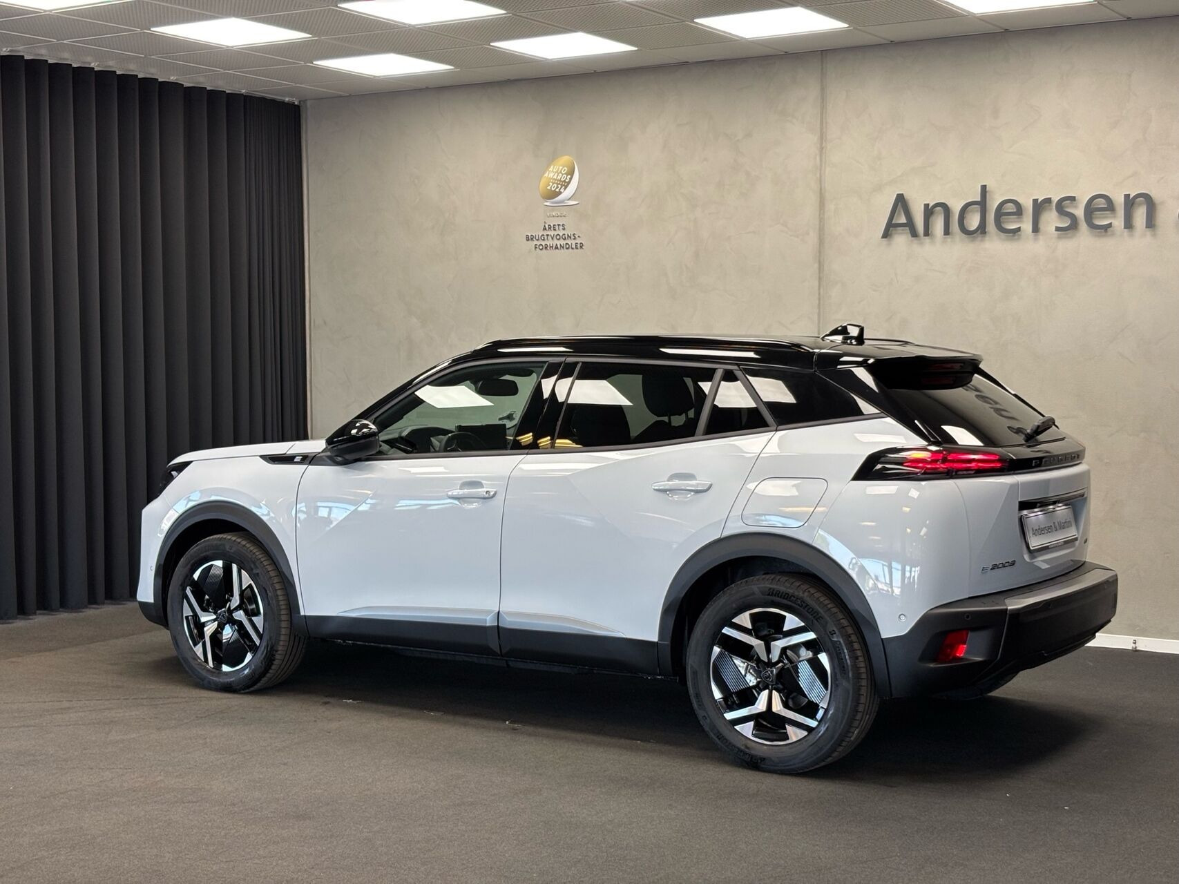 Hvid Peugeot e-2008 fra 2026