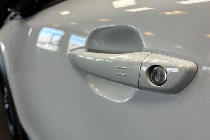 Hvid Peugeot e-2008 fra 2026