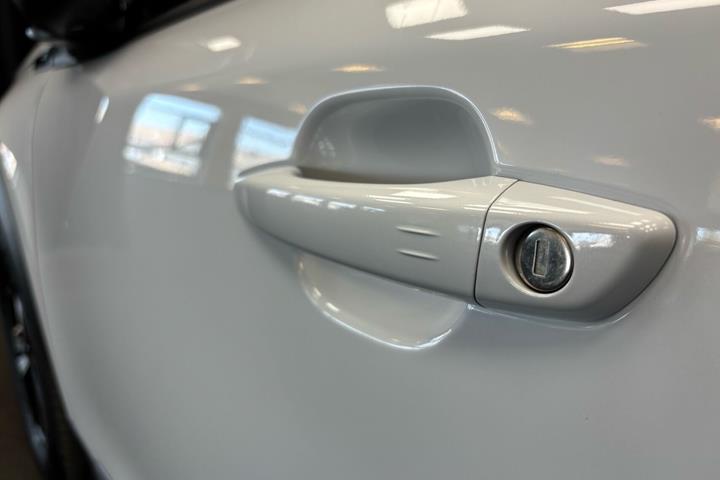 Hvid Peugeot e-2008 fra 2026
