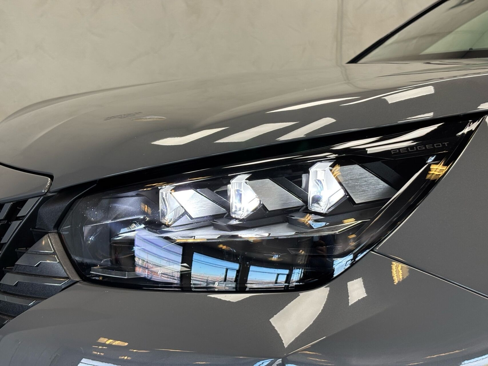 Grå Peugeot e-2008 fra 2026