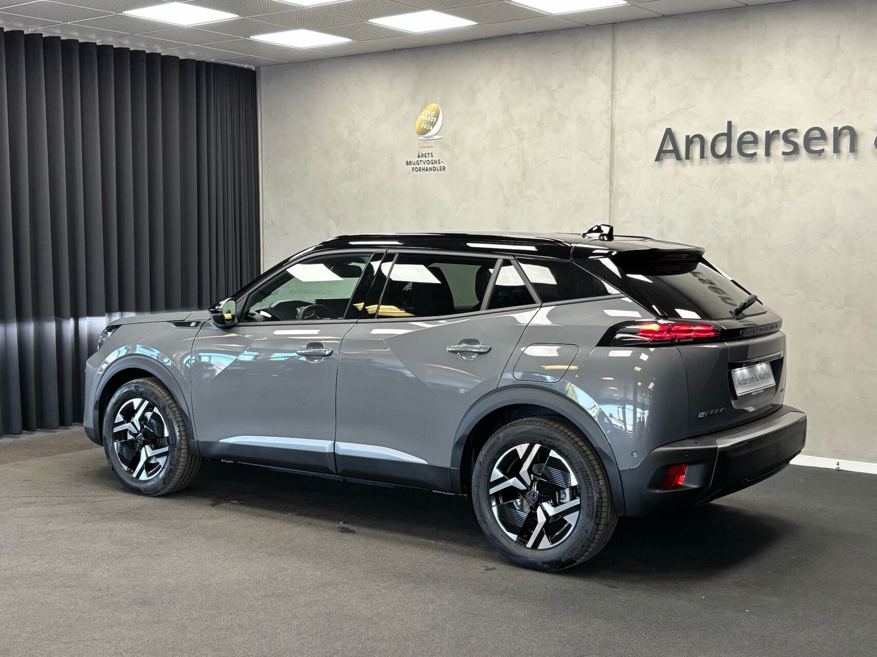Grå Peugeot e-2008 fra 2026