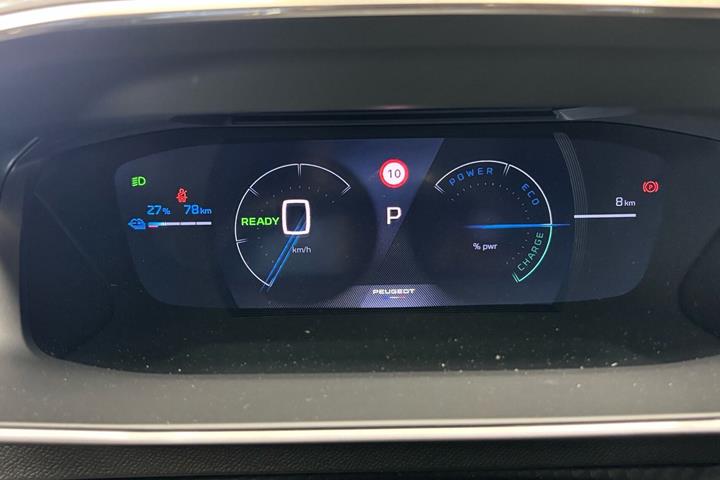 Grå Peugeot e-2008 fra 2026