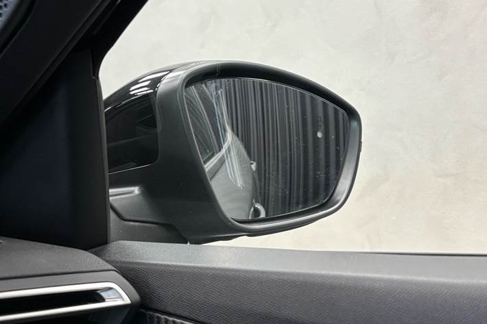 Grå Peugeot e-2008 fra 2026