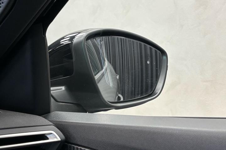 Grå Peugeot e-2008 fra 2026