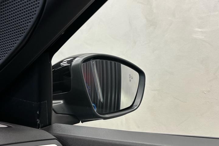 Blå Peugeot e-2008 fra 2026