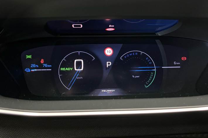 Blå Peugeot e-2008 fra 2026