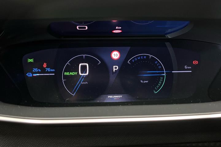 Blå Peugeot e-2008 fra 2026