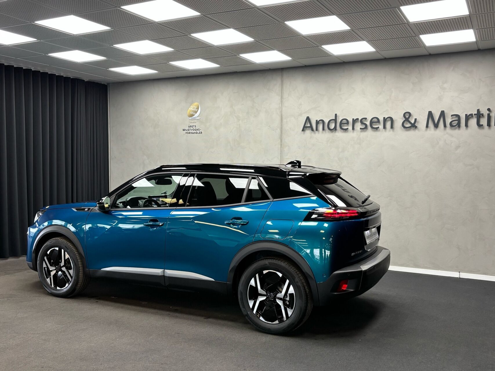 Blå Peugeot e-2008 fra 2026