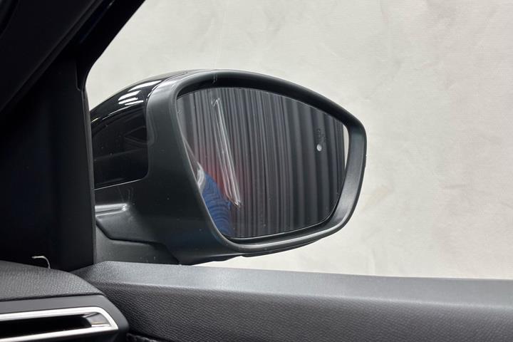 Blå Peugeot e-2008 fra 2026