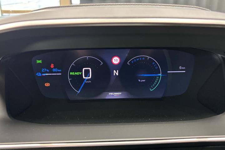 Blå Peugeot e-2008 fra 2026