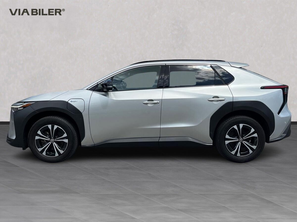 Sølv Toyota BZ4X fra 2024