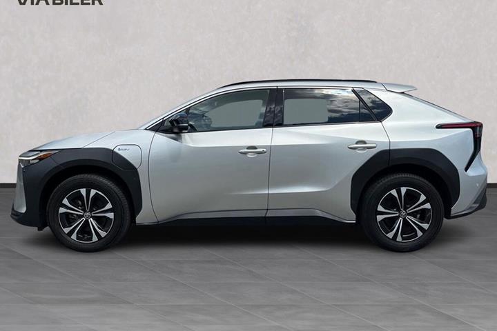 Sølv Toyota BZ4X fra 2024