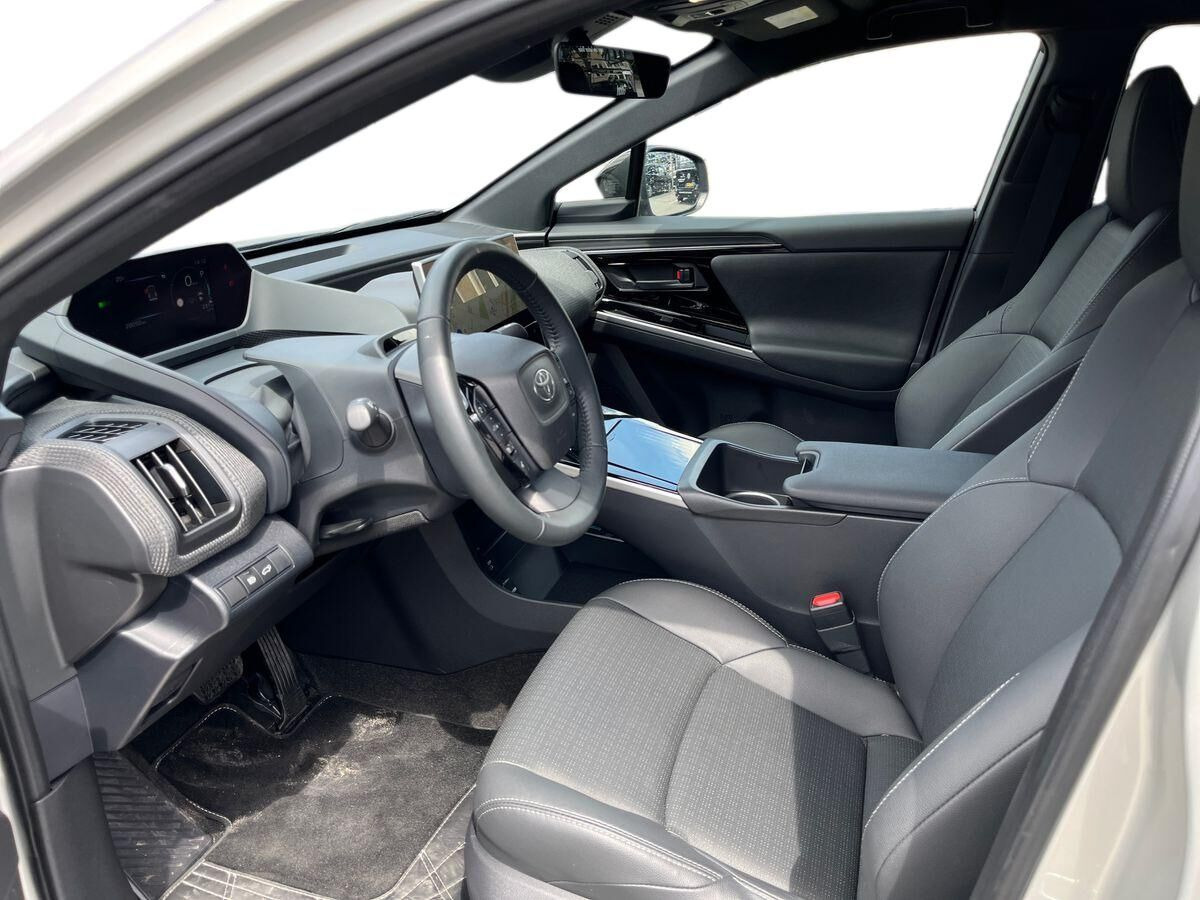 Sølv Toyota BZ4X fra 2024