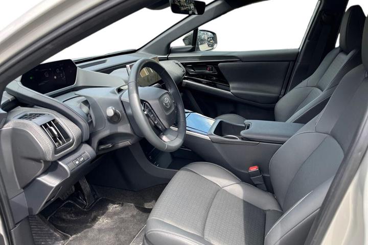 Sølv Toyota BZ4X fra 2024