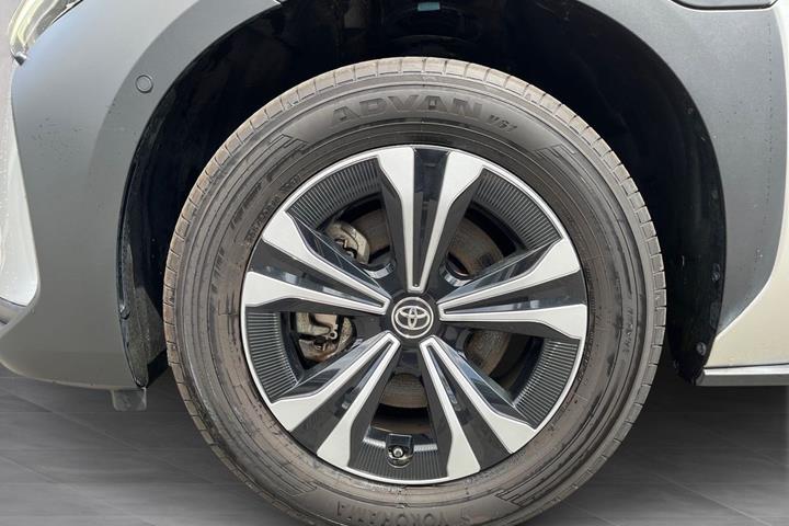 Sølv Toyota BZ4X fra 2024