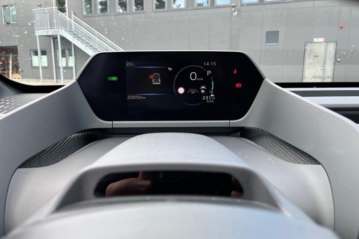 Sølv Toyota BZ4X fra 2024