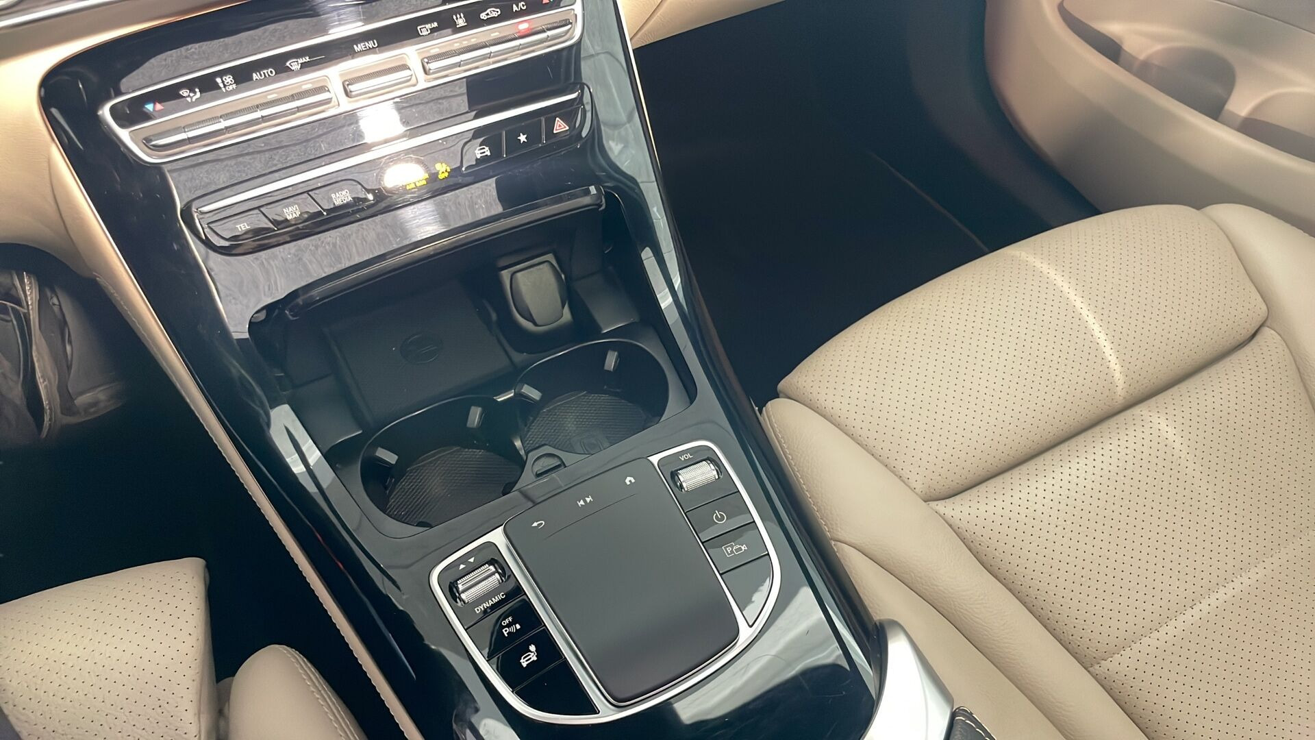 Sort Mercedes EQC 400 fra 2022