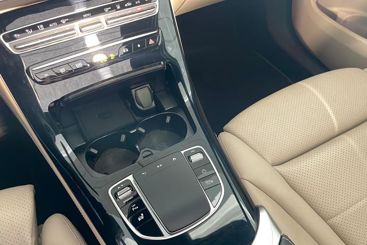 Sort Mercedes EQC 400 fra 2022