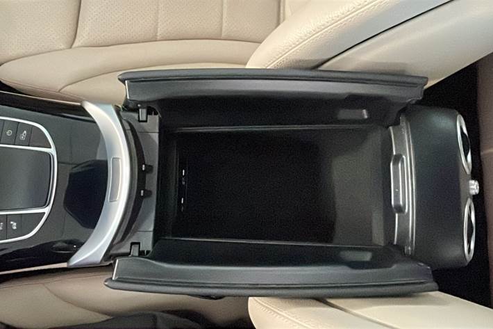Sort Mercedes EQC 400 fra 2022