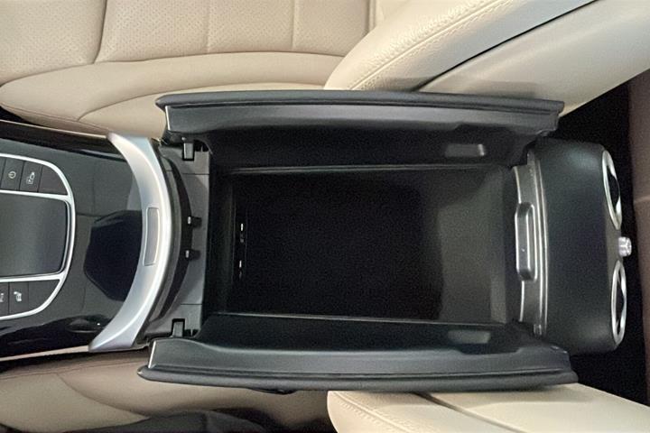 Sort Mercedes EQC 400 fra 2022