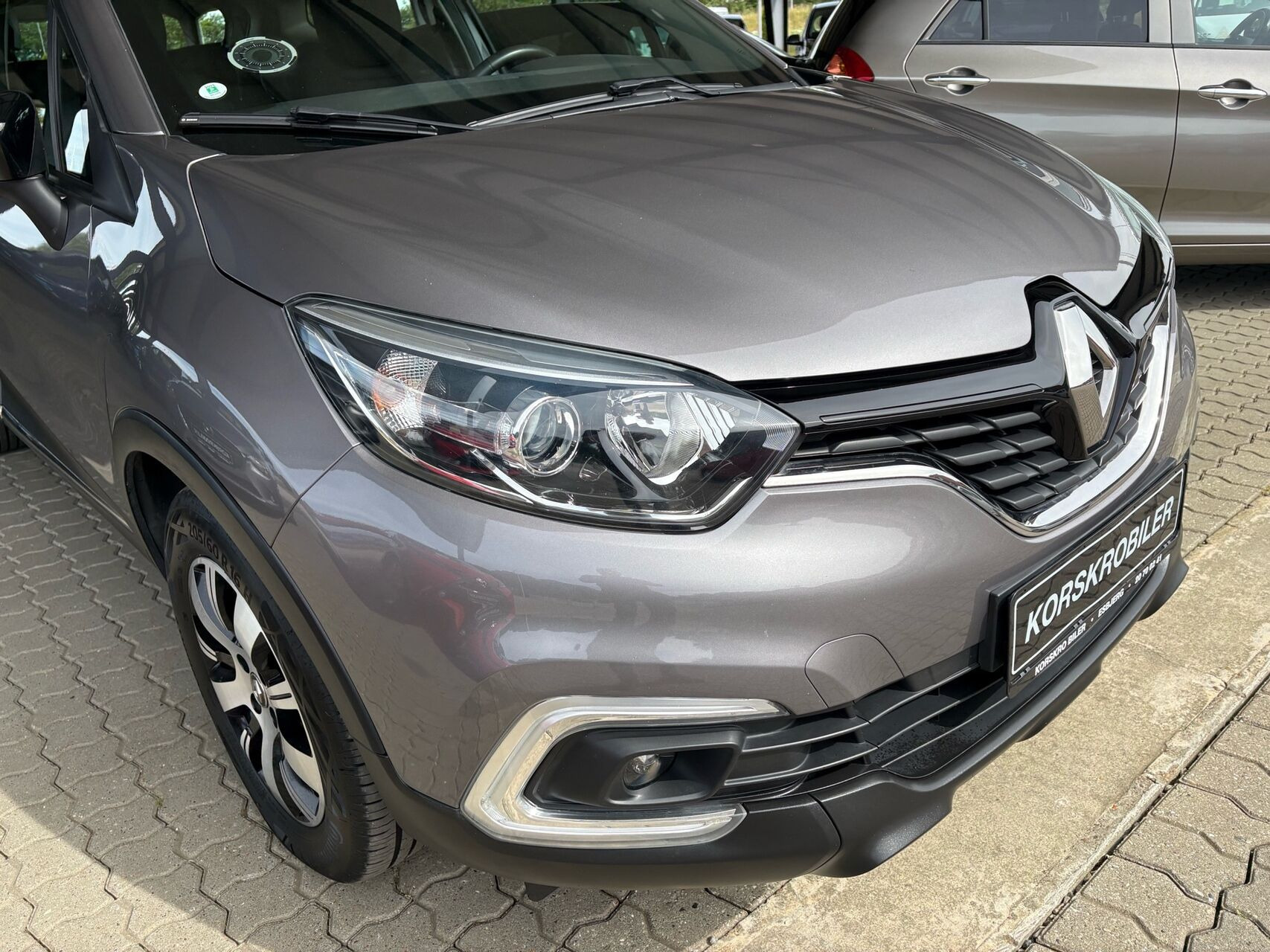 Grå Renault Captur fra 2019