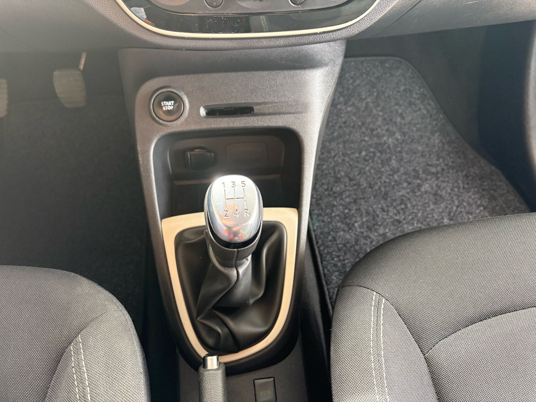 Grå Renault Captur fra 2019