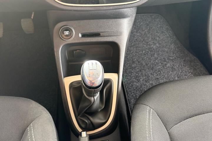Grå Renault Captur fra 2019
