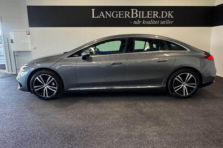 Grå Mercedes EQE300 fra 2025