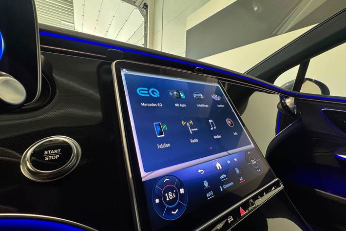 Grå Mercedes EQE300 fra 2025