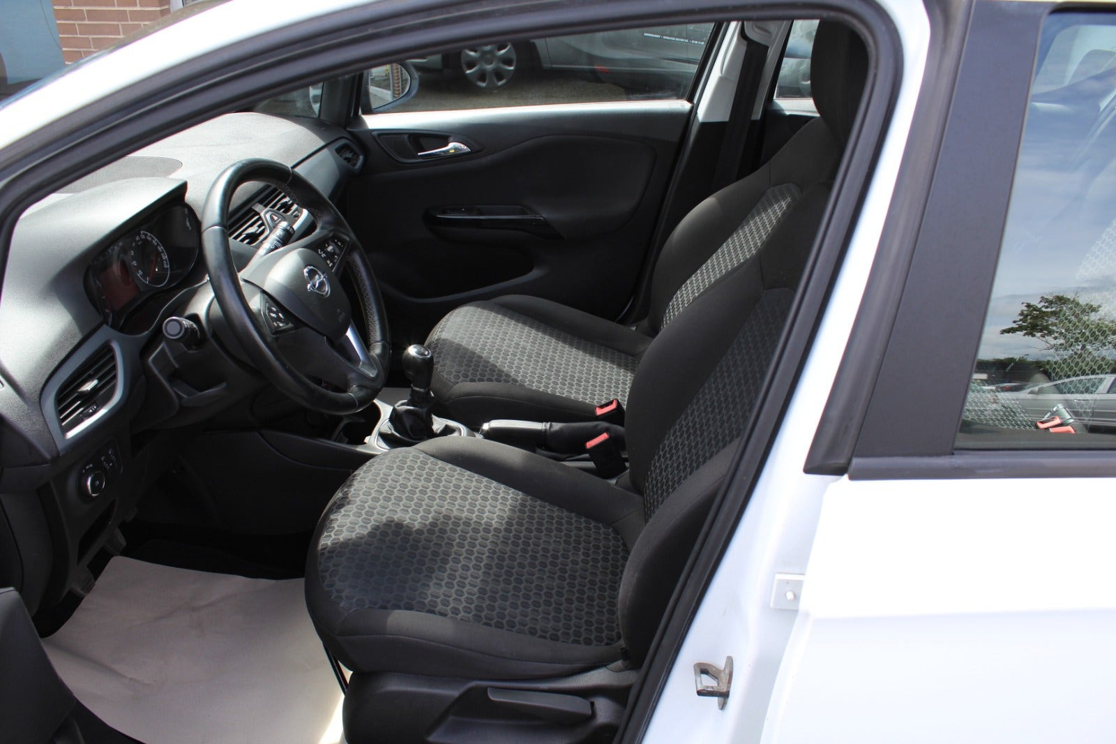 Hvid Opel Corsa fra 2017