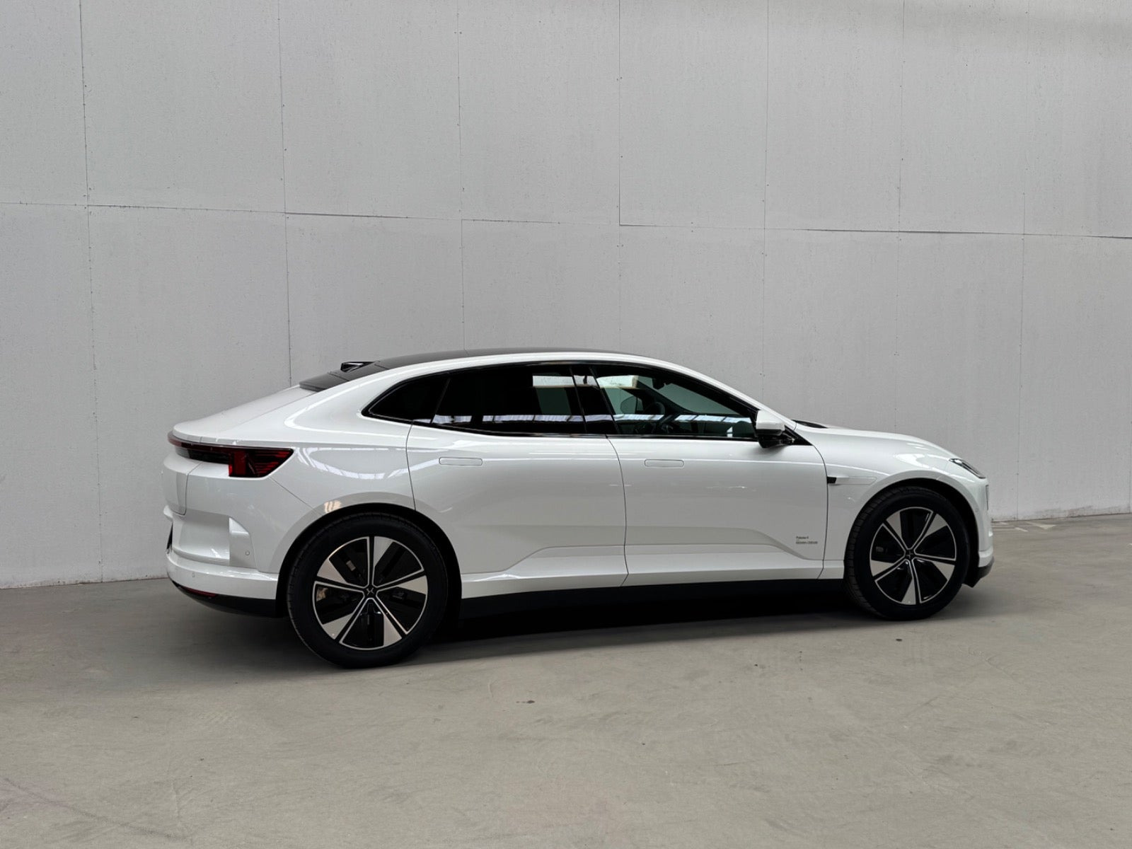 Hvid Polestar 4 fra 2025