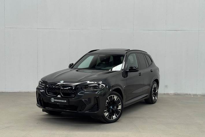 Grå BMW iX3 fra 2022 set udefra