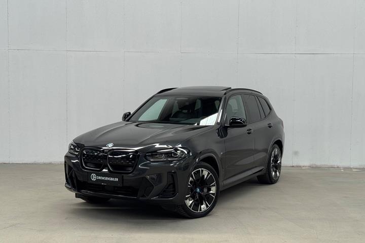 Grå BMW iX3 fra 2022 set udefra
