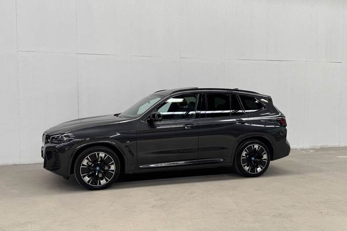 Grå BMW iX3 fra 2022