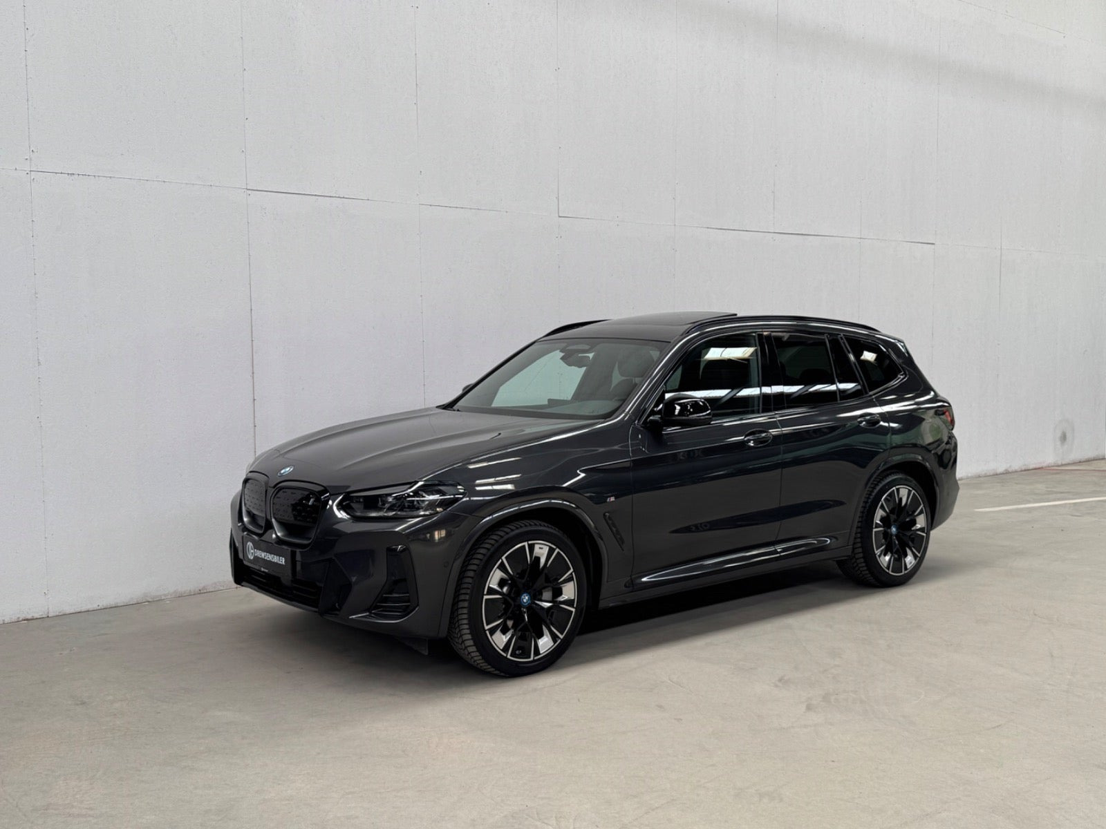 Grå BMW iX3 fra 2022