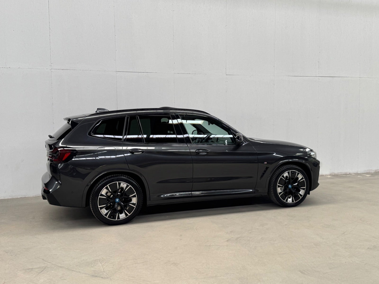 Grå BMW iX3 fra 2022