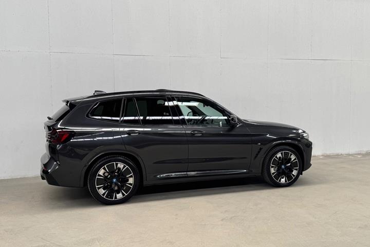 Grå BMW iX3 fra 2022