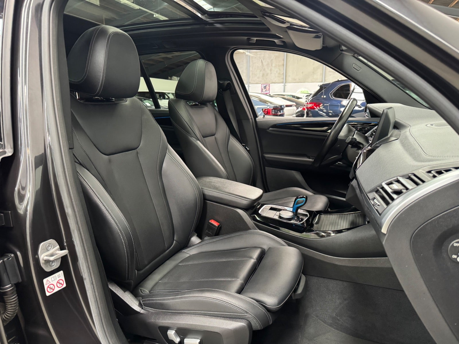 Grå BMW iX3 fra 2022