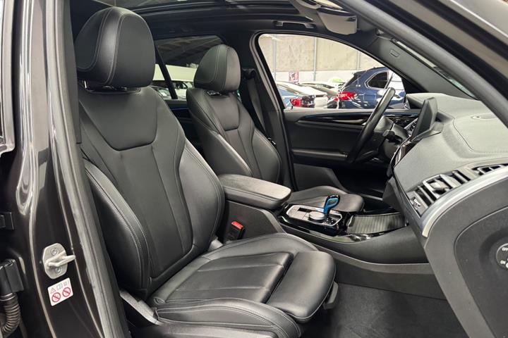 Grå BMW iX3 fra 2022